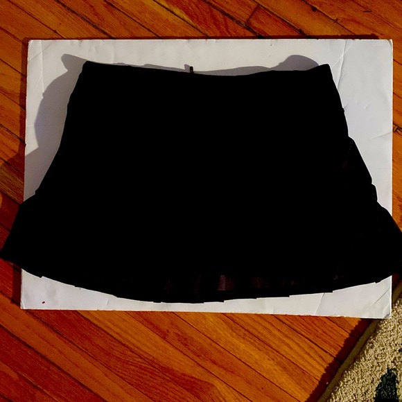 Lululemon Women's Black Skirt Skort with Back Ruffles Hemline Size 4 - Picture 1 of 6
